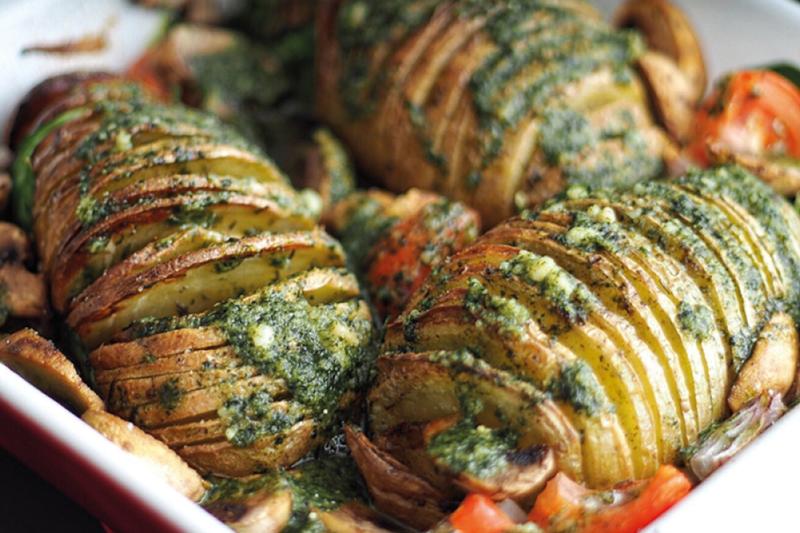 Hasselback potatoes sauce basilic