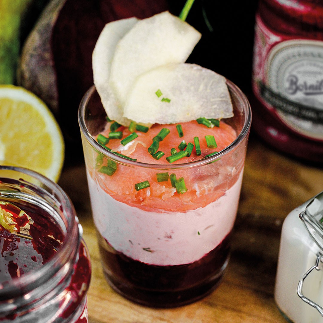 Verrine-de-saumon-julienne-et-raifort-de-betterave-1